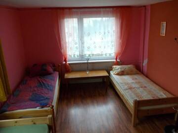 Фото номера Четырехместный номер с общей ванной комнатой Гостевой дом Pokoje Gościnne "U Karola" г. Ścinawa 5